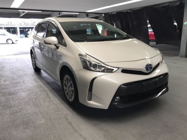 1071 Toyota Prius alpha ZVW41W 2015 г. (NISSAN Osaka)